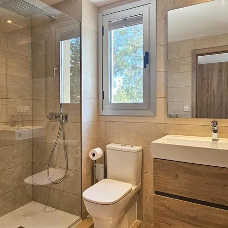 アパート Two Bedroom In Sunny Golf,