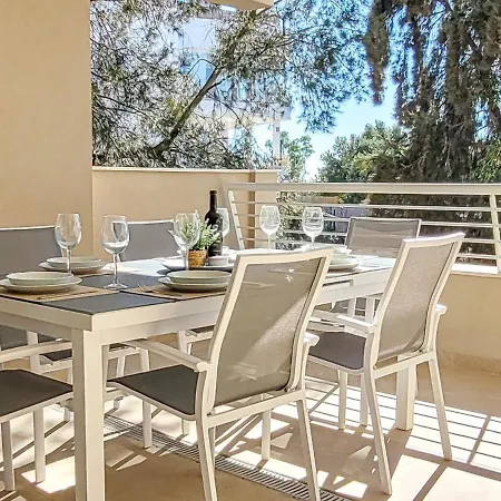 Two Bedroom In Sunny Golf, Appartement